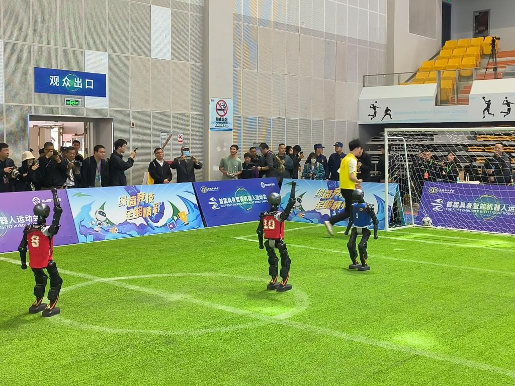 拜仁女足vs里昂女足的比赛中，患癌的拜仁门将格